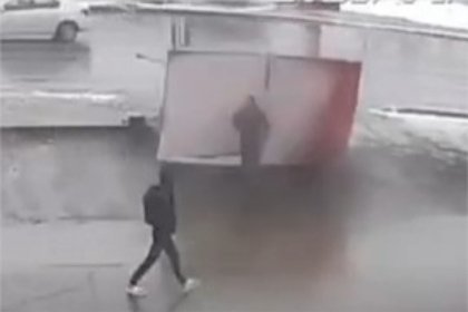 В российском городе сорванная ветром остановка едва не придавила мужчину