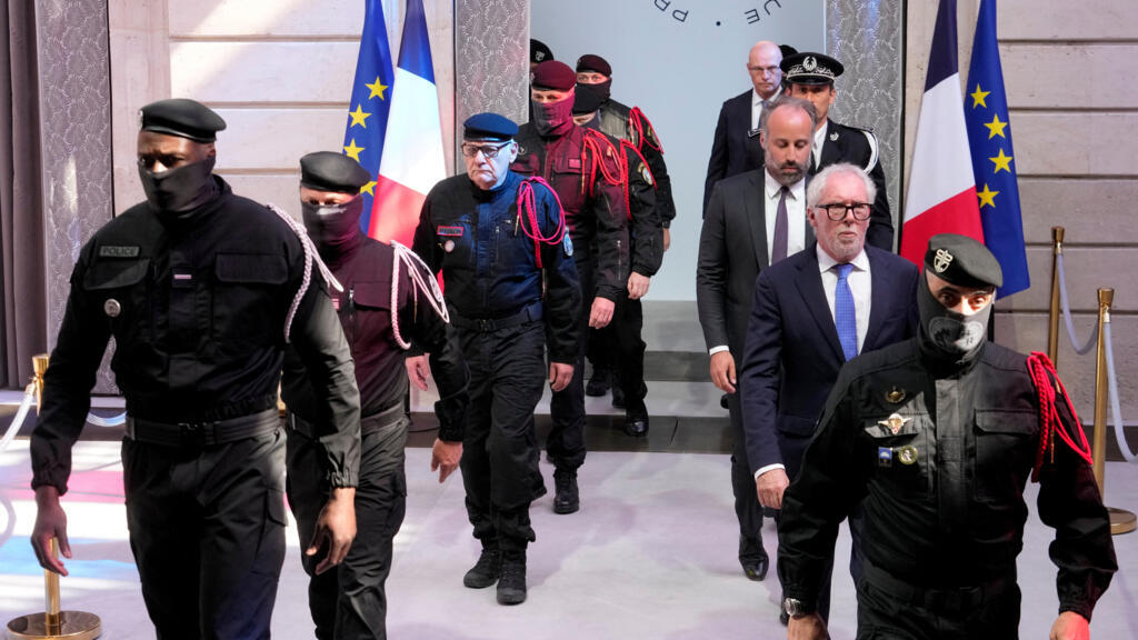 "Hommage aux partisans de la vie" : la Légion d'honneur remise aux "sauveurs" du Bataclan