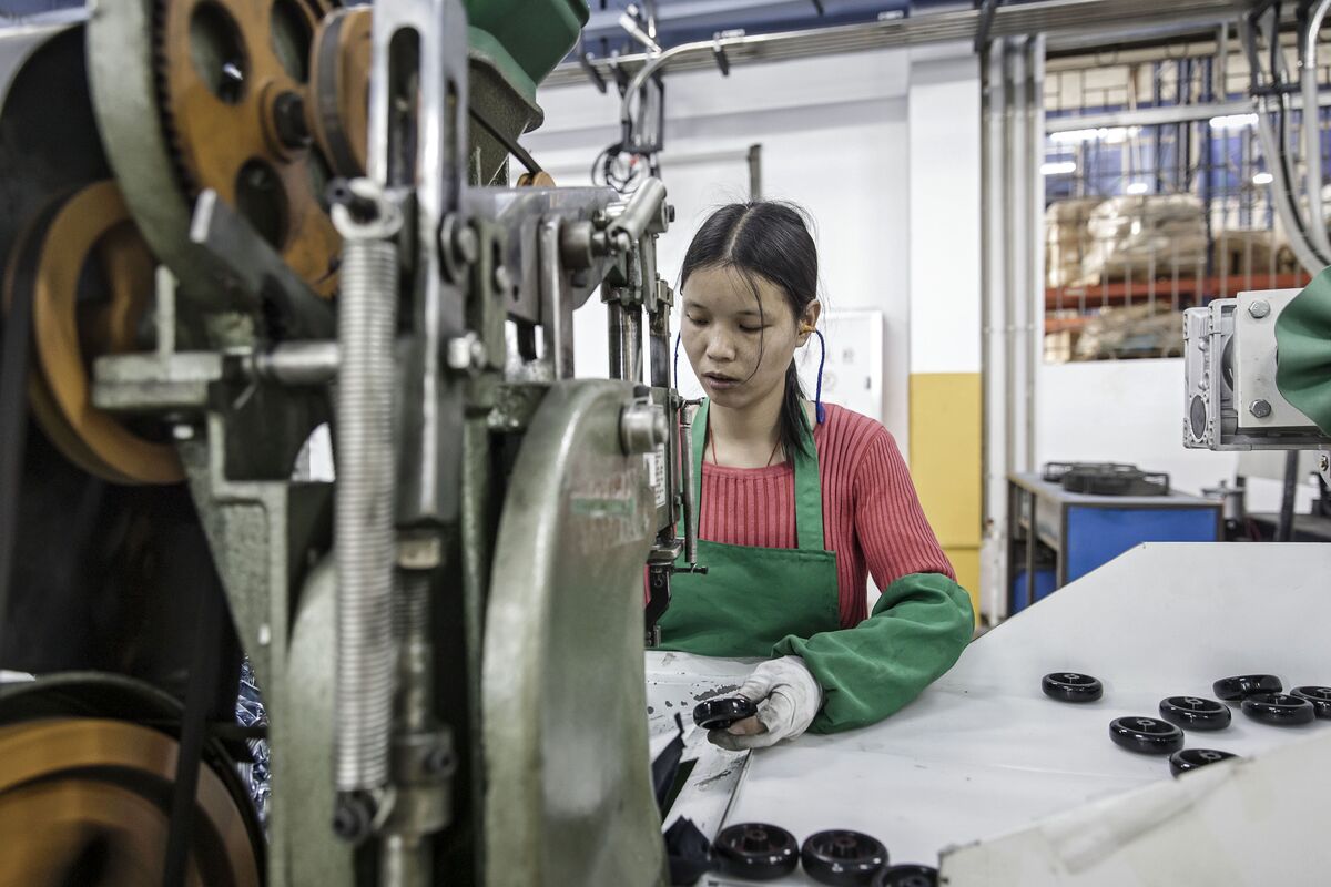 China’s Factory Activity Expands Despite Pressures From War