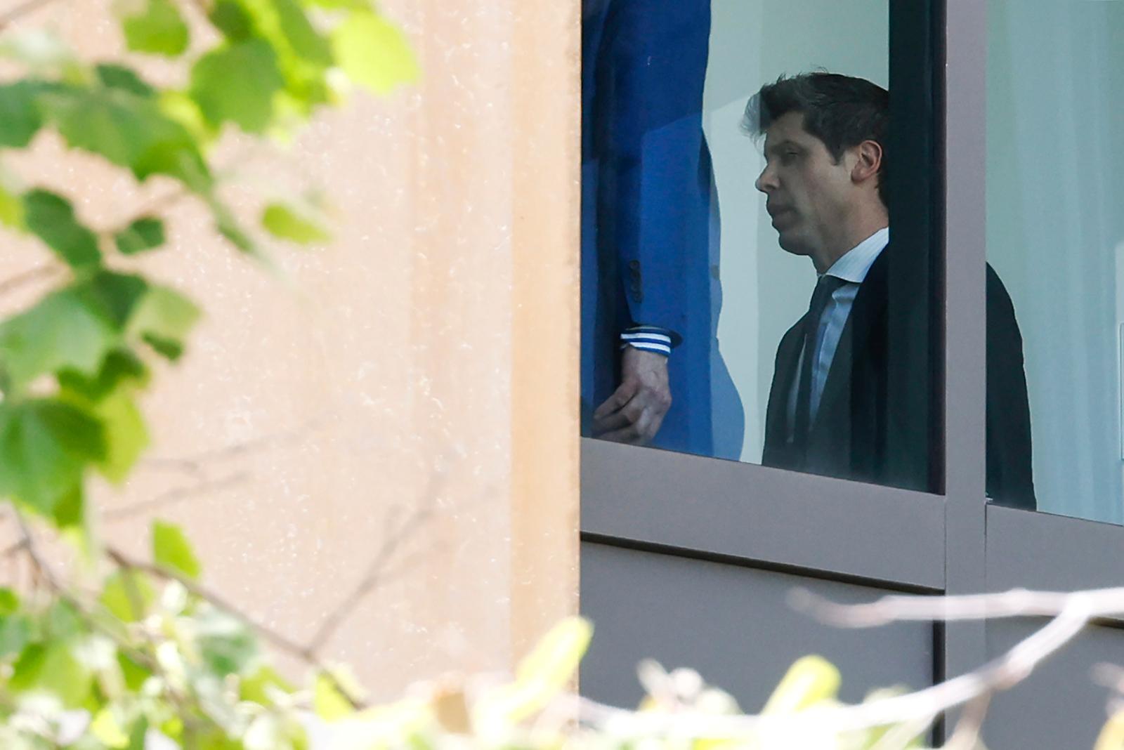 챗GPT 주춤, 머스크는 저격…안팎으로 흔들리는 오픈AI