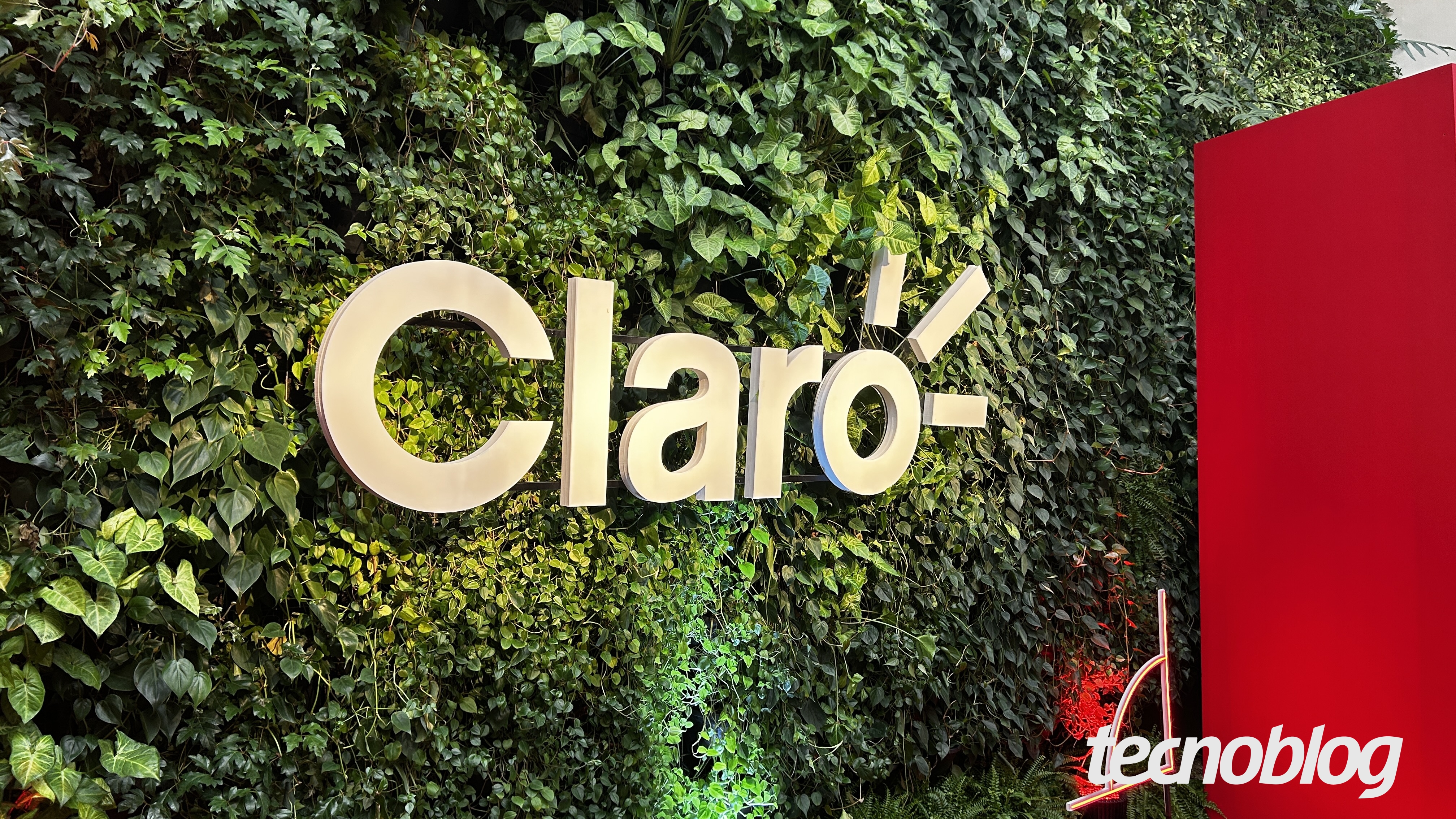 Claro passa a oferecer iCloud+ e Google One em planos pós