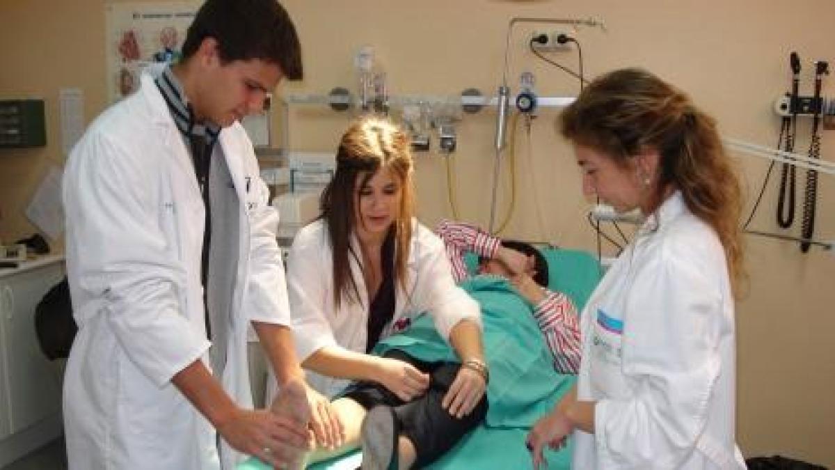 Los médicos piden un examen práctico tras la homologación de 30.300 facultativos extracomunitarios en 2025