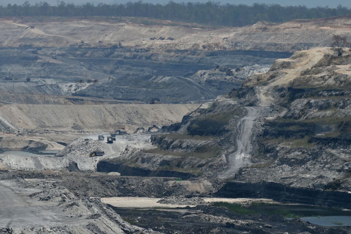 Adani Flagship Slips Into Quarterly Loss as Costs Jump