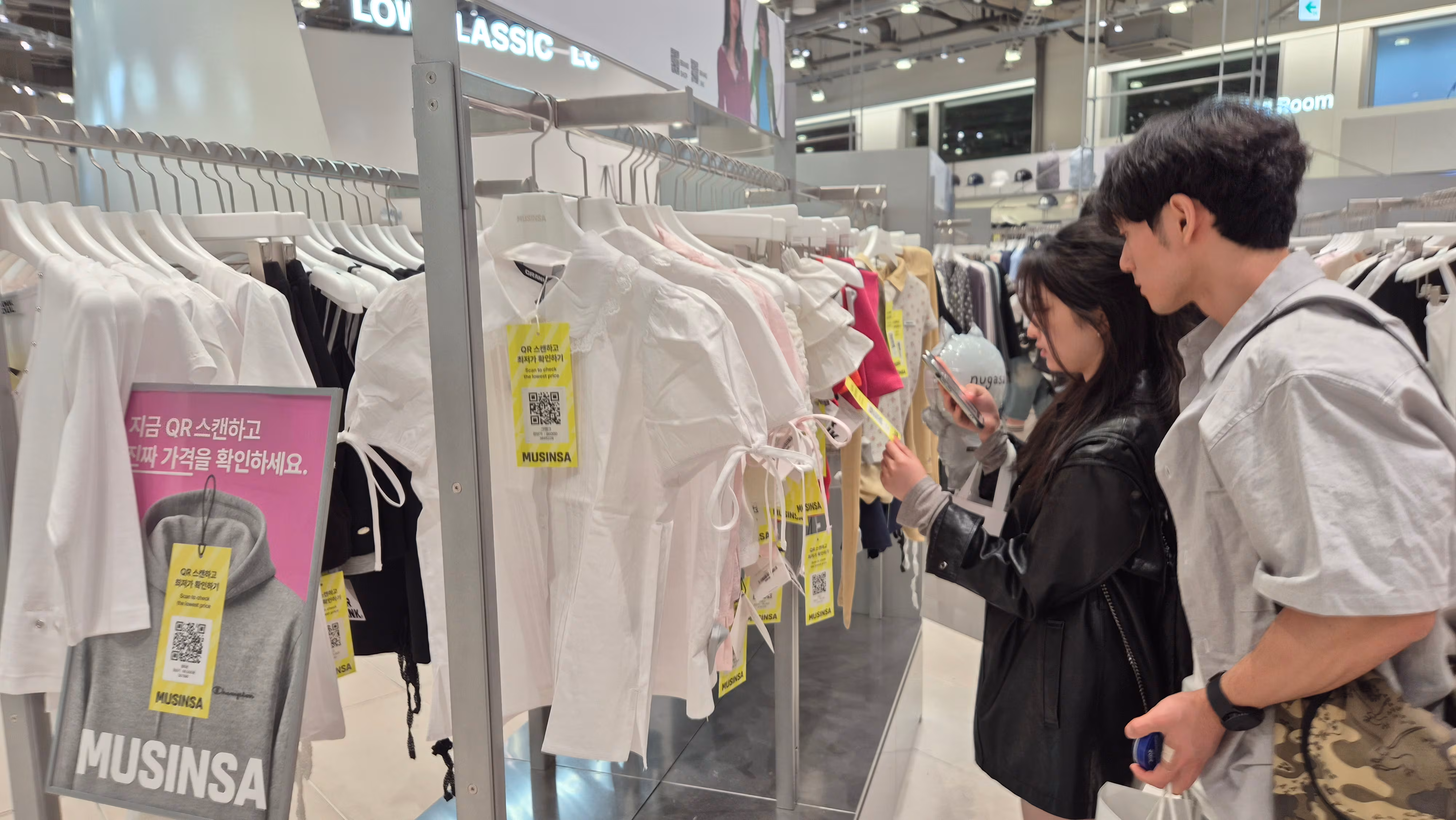 키오스크 적응했더니 QR코드로 주문하라네… 디지털 장벽 갇힌 노인