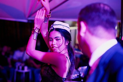 Полуголые девушки станцевали на похоронах