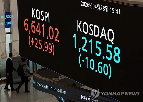 (2nd LD) Seoul stocks again at fresh peak ahead of U.S. big tech earnings