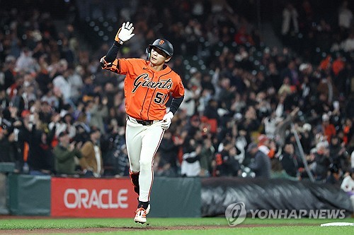 Giants' Lee Jung-hoo belts 2nd homer, logs 3-hit game