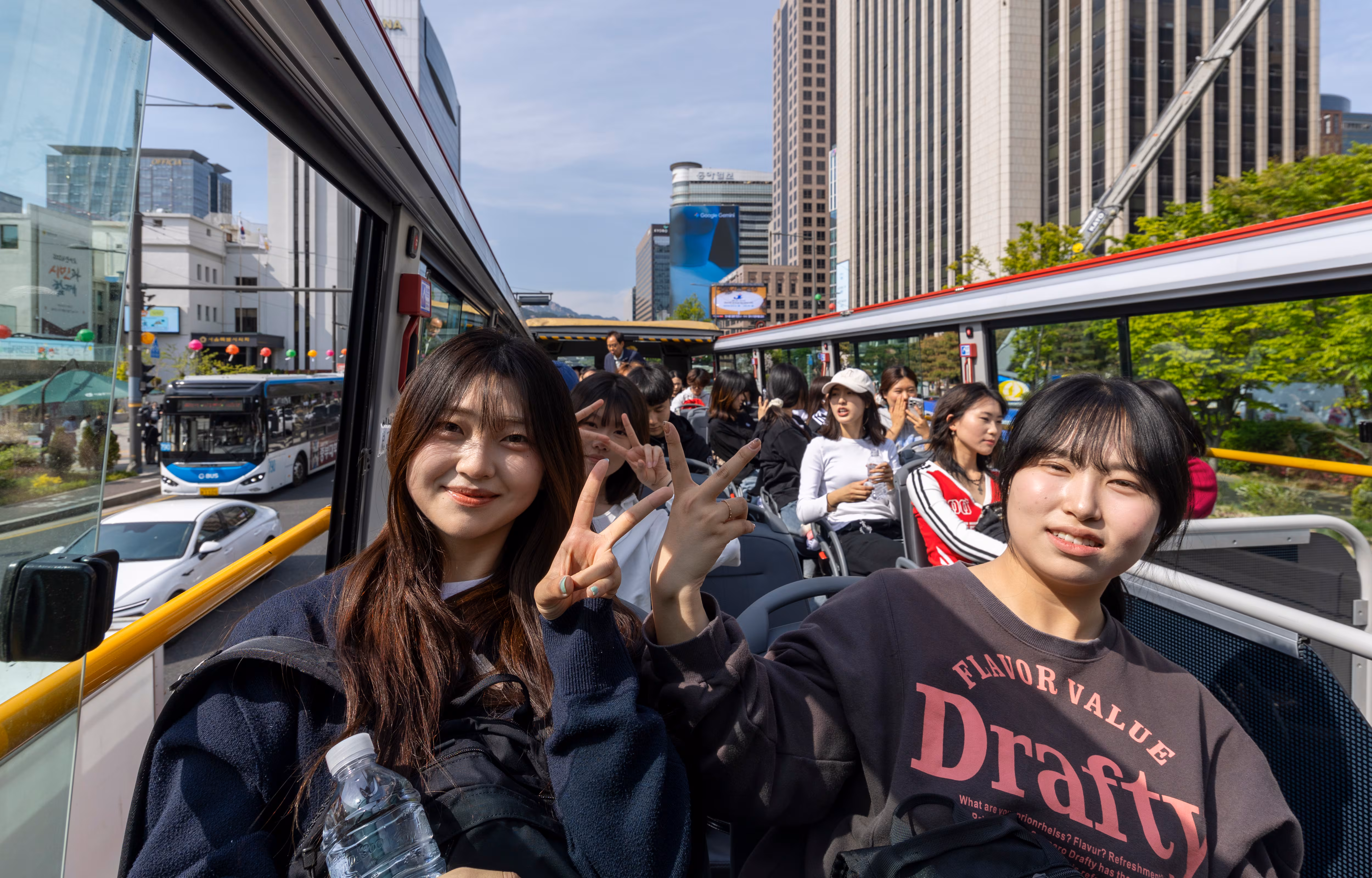 탈북 청소년, ‘오픈 버스’ 타고 서울 나들이 “北서 꿈꿔온 풍경”