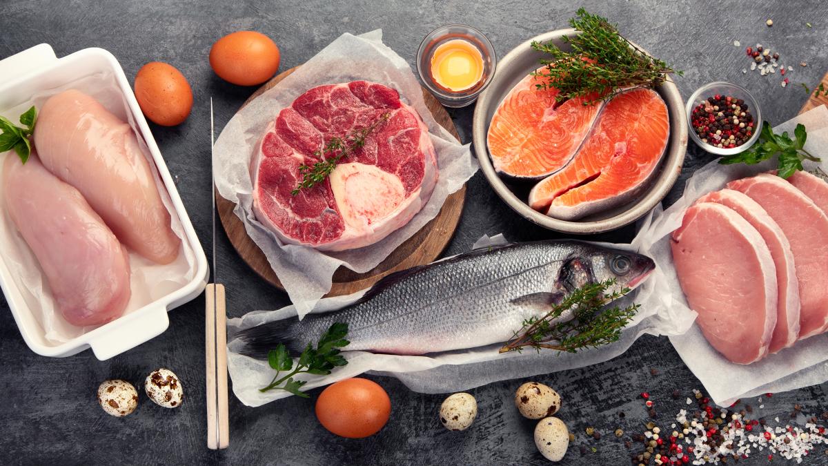 Sí a comer un huevo al día, poca carne roja, mucho pescado y beber cerveza sin alcohol
