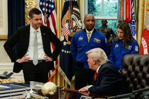 Trump zomba das orelhas de chefe da Nasa durante encontro com astronautas