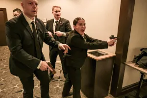 Trump é retirado às pressas após tiros serem ouvidos em jantar na Casa Branca