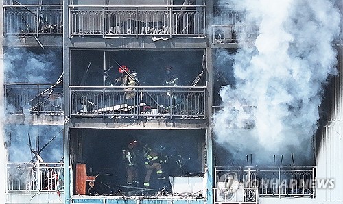 (LEAD) 2 killed, 6 injured in apartment fire in Uiwang