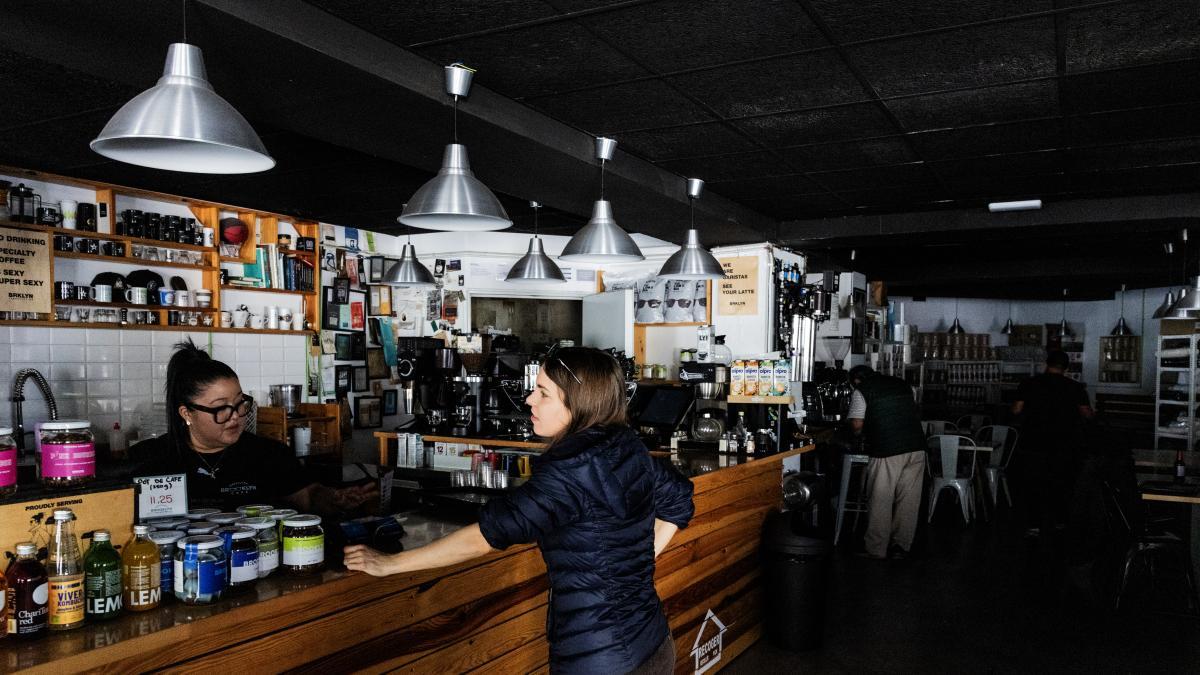 REE y las eléctricas endurecen su enfrentamiento al año del apagón