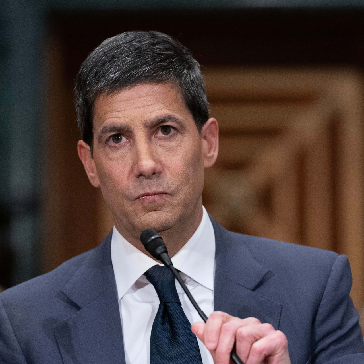 Fed Başkan adayı Warsh'a komiteden onay