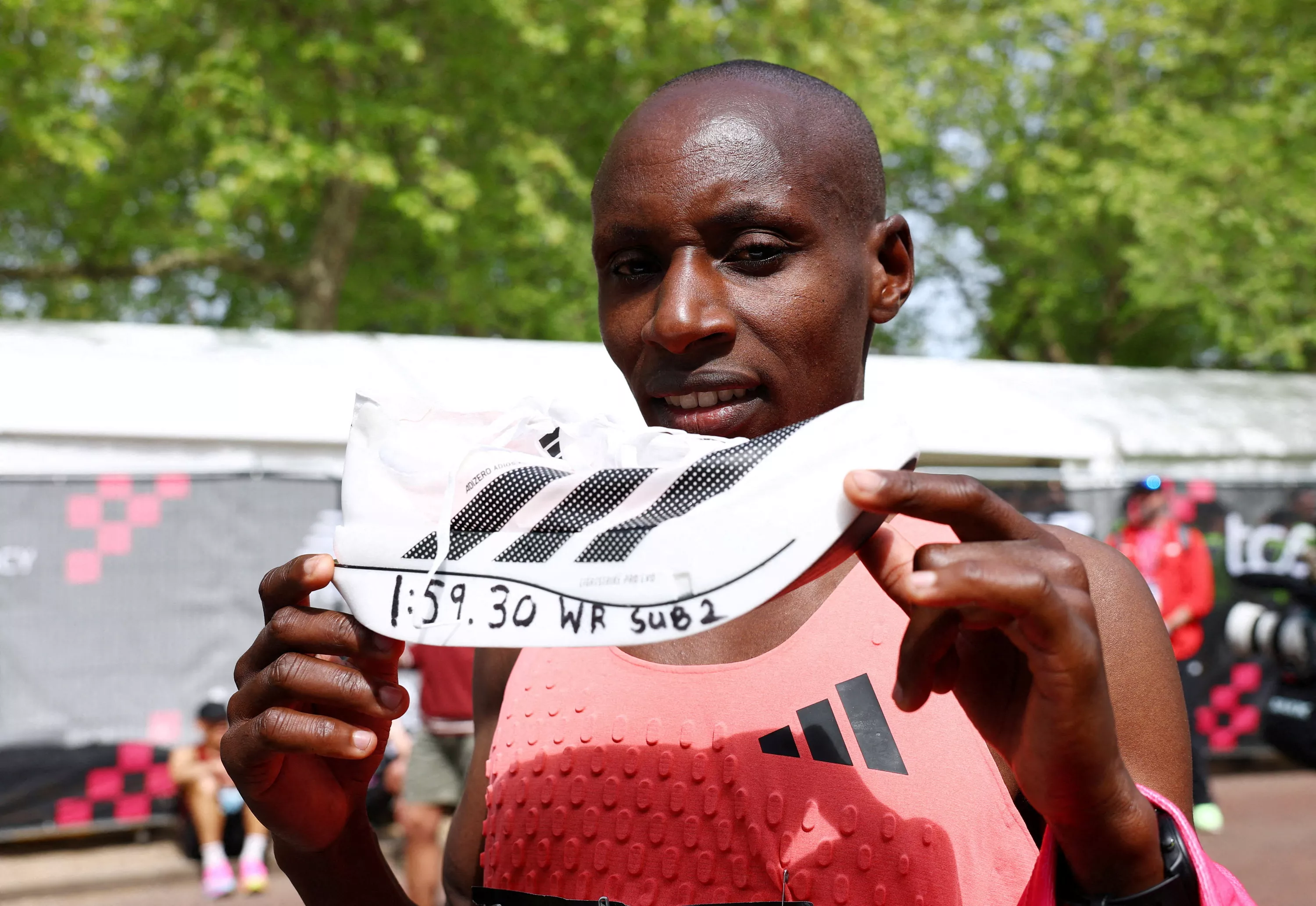 Adidas grimpe en Bourse grâce à Sabastian Sawe, auteur d’un score historique au marathon de Londres