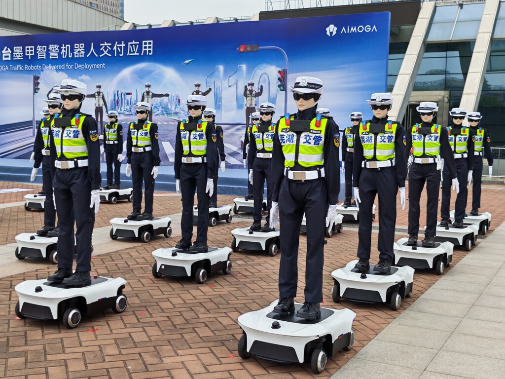 Viaje al centro del motor chino (parte 5): de fabricar coches a 1.000 robots policía que son, realmente, una semilla del futuro