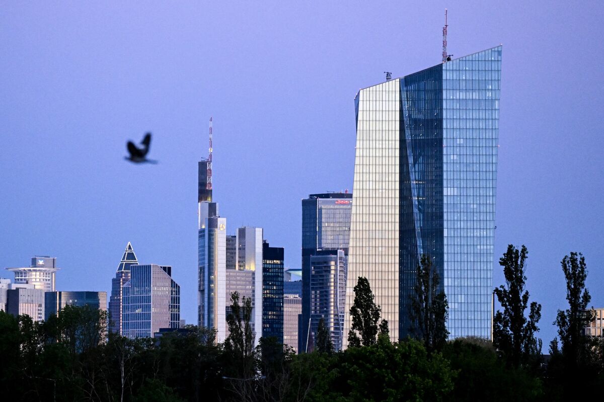 ECB Says Risks to Inflation, Growth Have Intensified
