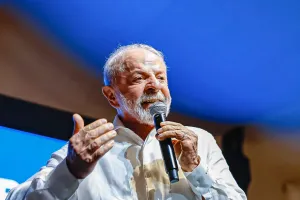 Flávio aciona TSE para barrar fala de Lula sobre escala 6×1 no 1º de Maio
