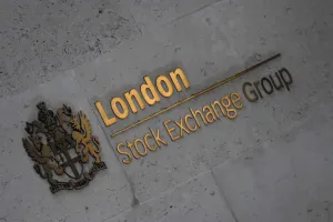 Bolsa de Londres recua com liquidez baixa com feriado em outras partes da Europa
