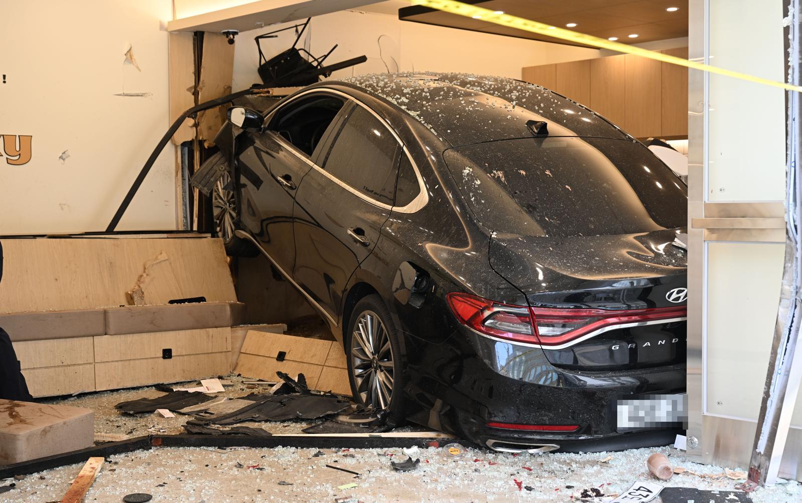 ‘카페 돌진 10명 사상’ 60대 운전자 실형…법원 “급발진 아냐”