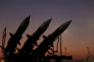 Irã adverte EUA sobre retorno a conflito prolongado se for atacado, diz mídia