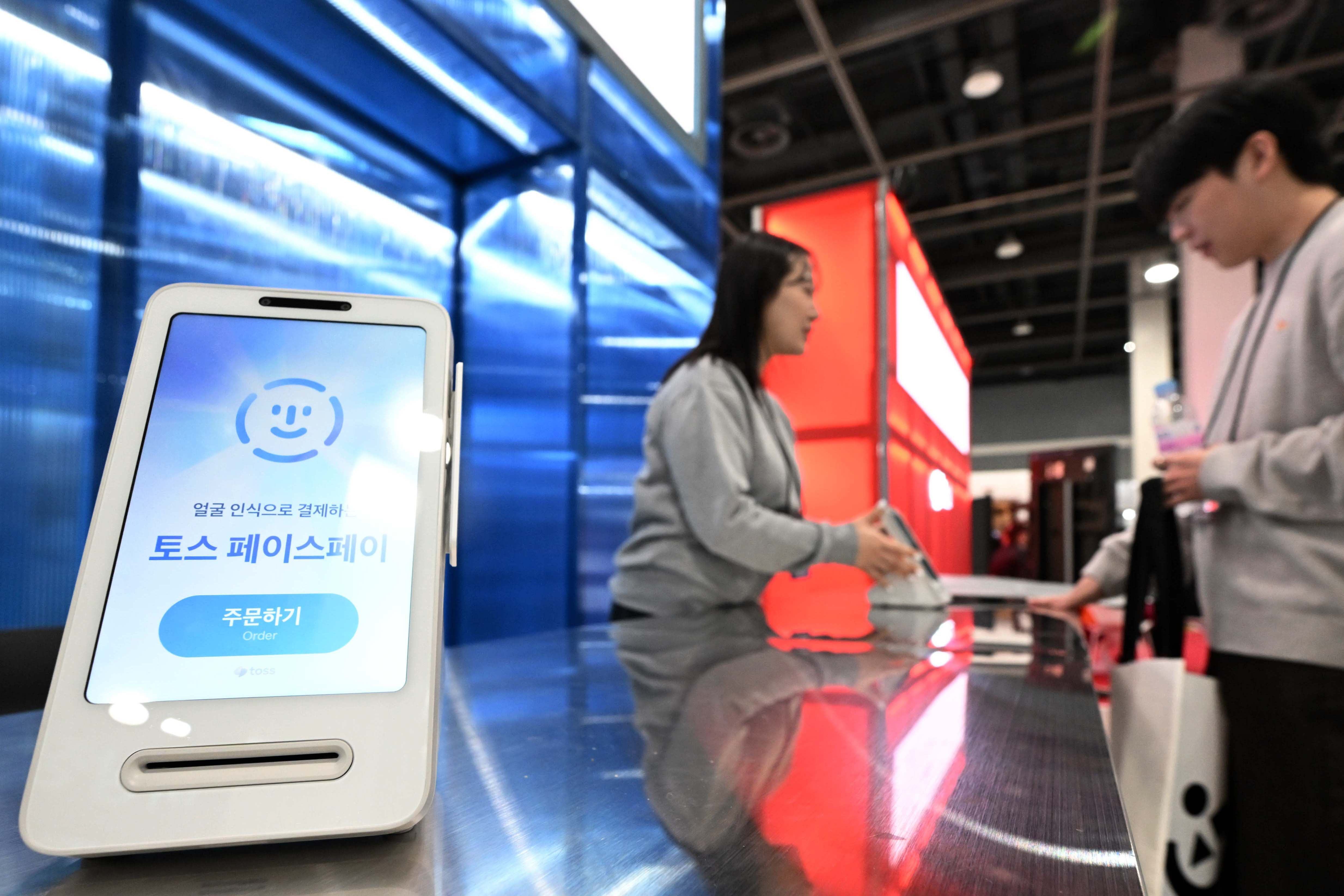 토스·네이버페이 스마트 단말기 설치 경쟁… 뒤에서 웃는 현대카드