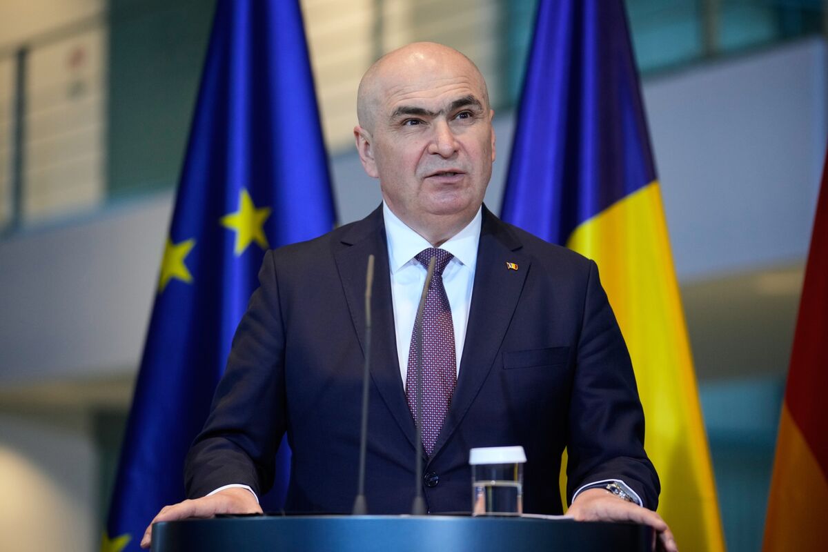 Romanian Ex-Ruling Party Joins Far-Right Bid to Topple Premier