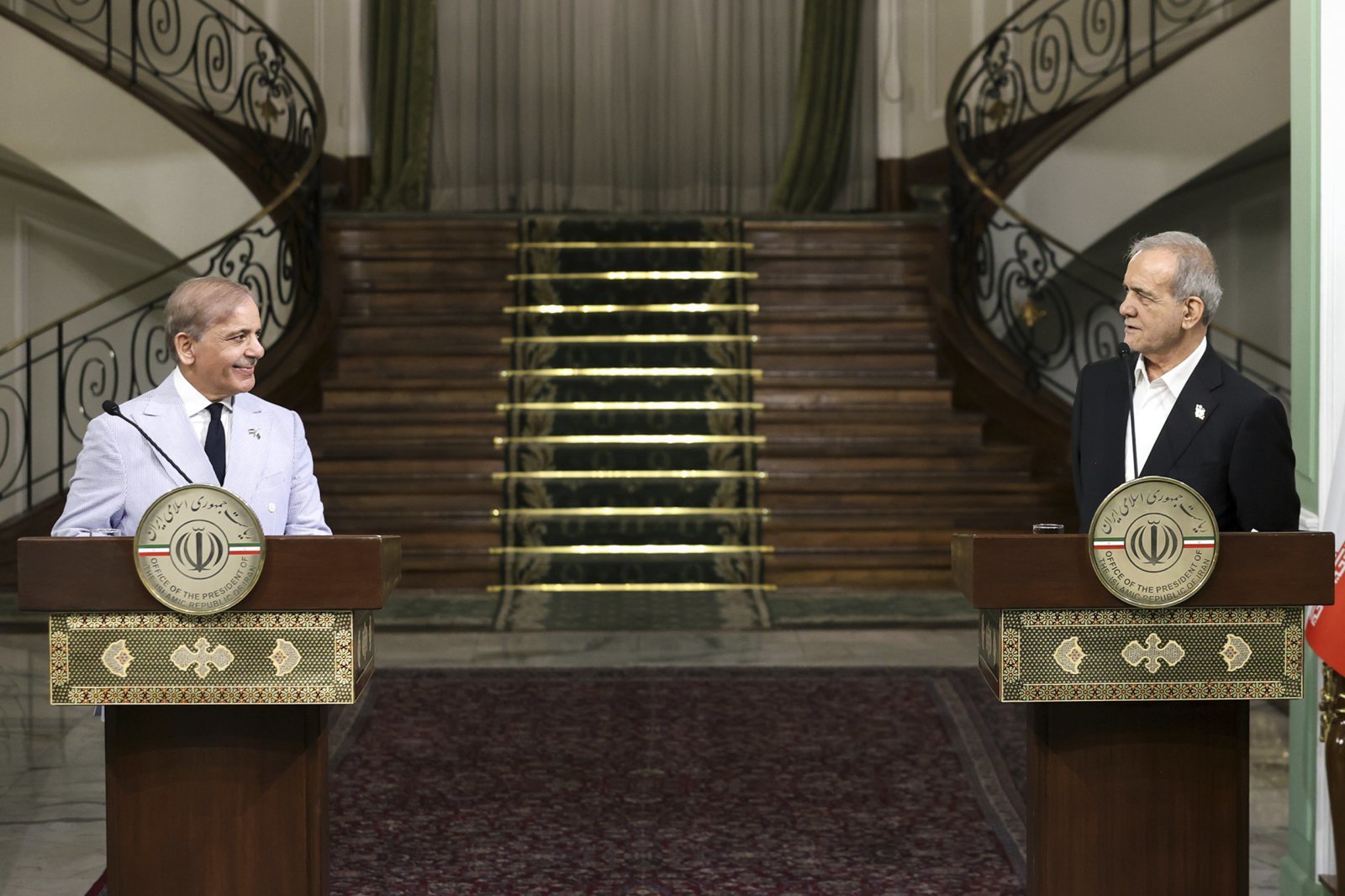 파키스탄 총리, 이란 대통령과 통화…“중동 평화 노력 계속”