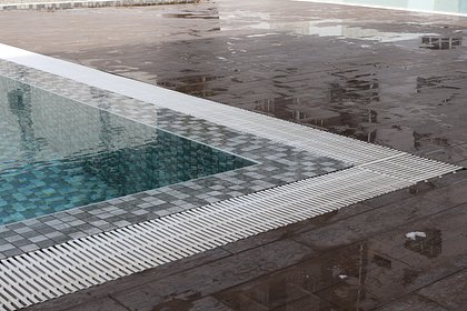 Семилетнего мальчика засосало в слив бассейна на глазах у отца