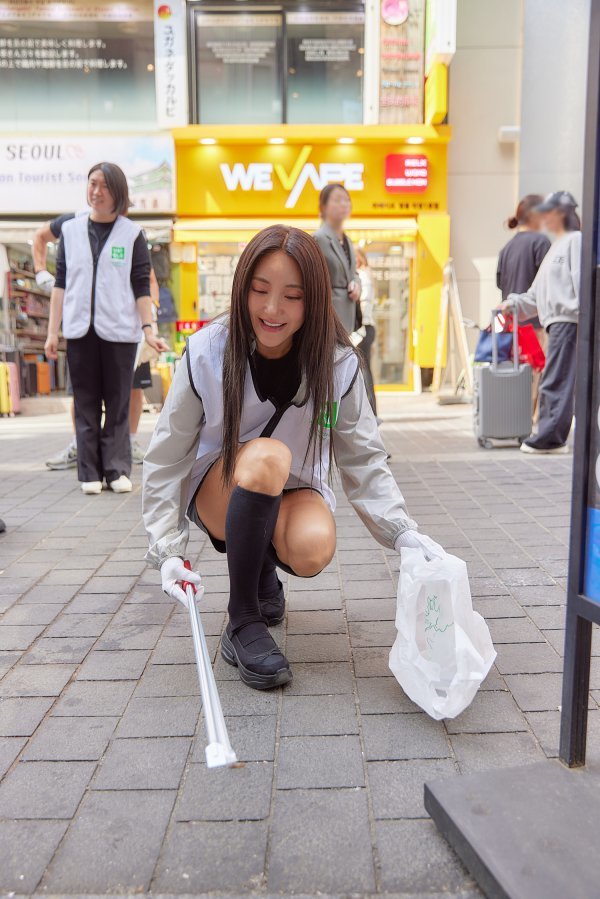 [포토]유니클로 ‘명동 플로깅 행사’에 참여한 가수 바다, 쓰레기 줍기로 힐링 선사
