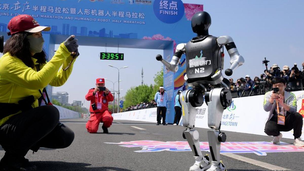 Pekín ensaya una media maratón de robots humanoides