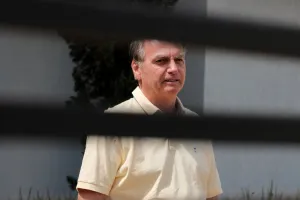 Bolsonaro é internado em Brasília pra realizar cirurgia no ombro