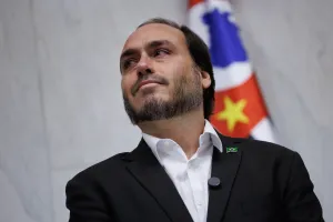 Carlos Bolsonaro fala em “oportunistas” após crítica de Nikolas Ferreira
