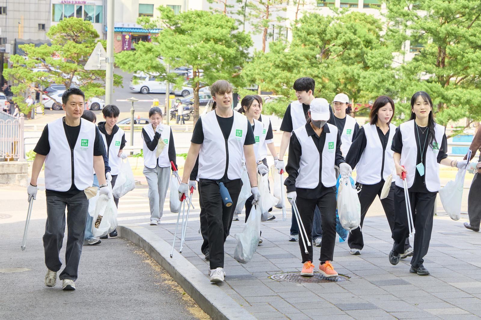 [포토] “명동에서 만나요” …플래그십 스토어  ‘유니클로 명동점’ 오픈 앞두고 플로깅 활동
