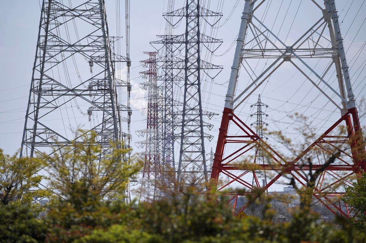 Japanese Public Wants Energy-Saving Steps as Takaichi Holds Back