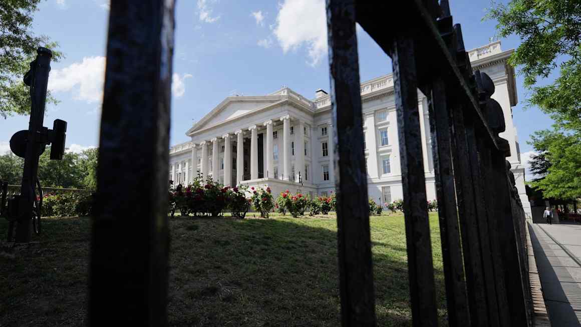 Wall Street banks boost Treasury holdings to highest level since 2007