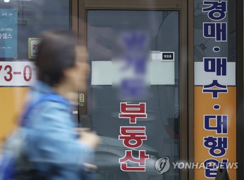 Banks' lending rates fall in March for 1st time in 4 months