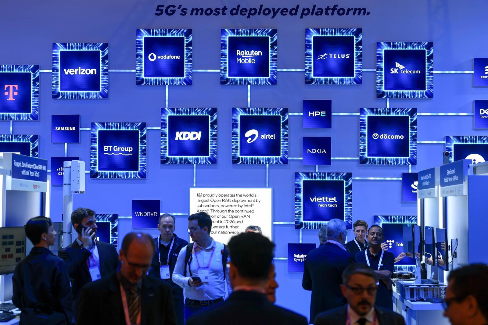 AI에 죽었다 AI에 다시 살아…인텔, 닷컴 버블 넘어섰다