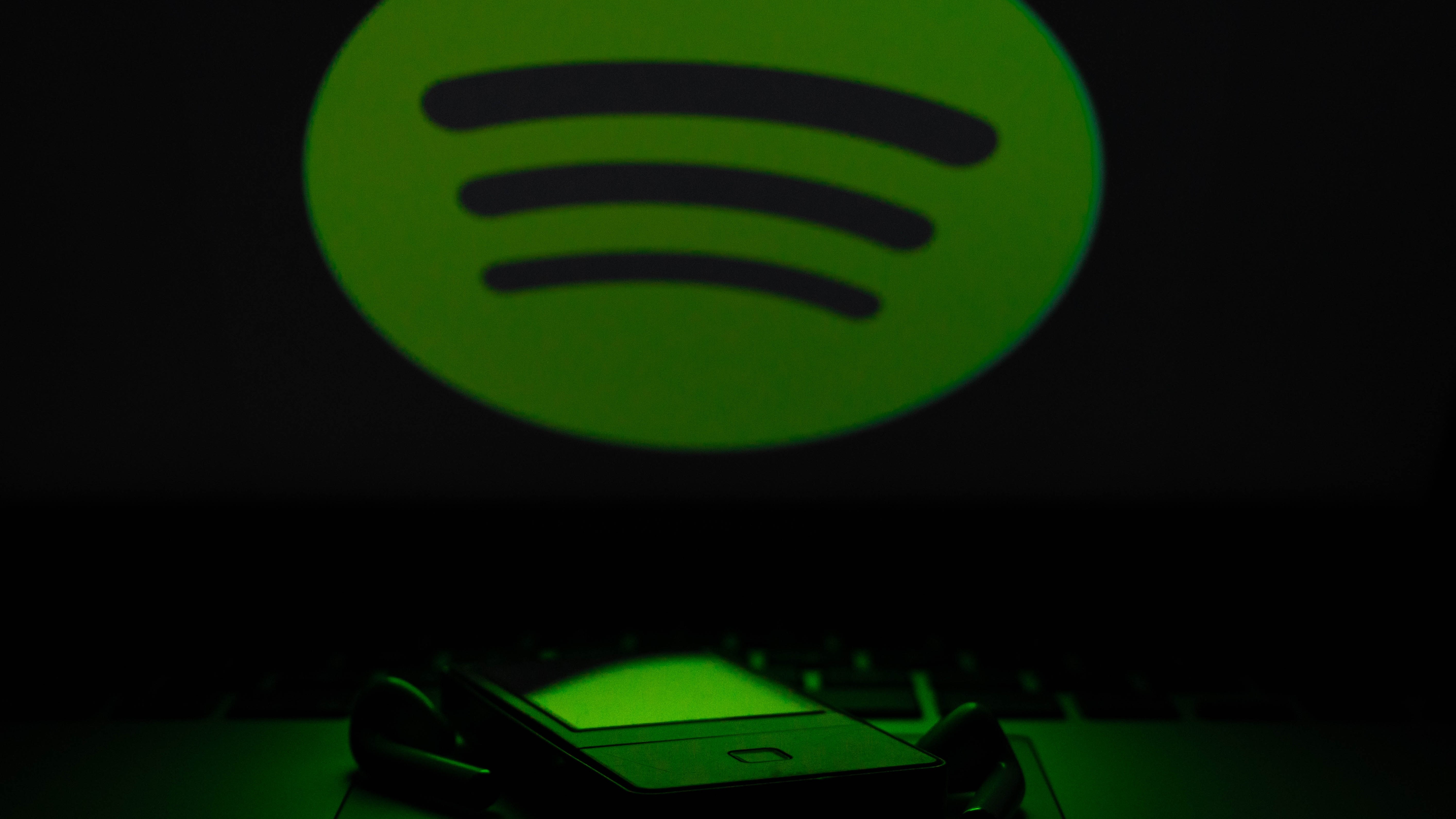 Spotify anuncia selo de verificação para artistas contra músicos de IA