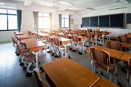 Учитель две недели подглядывал за переодевающимися старшеклассницами