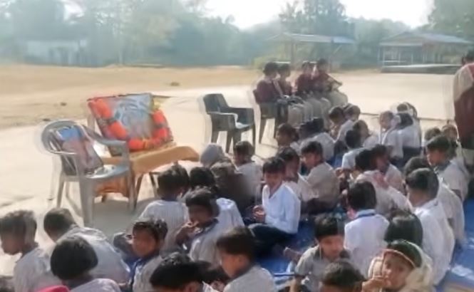 아이들 지키려 독사와 싸우다 숨진 떠돌이 개…주민들 장례식 치러