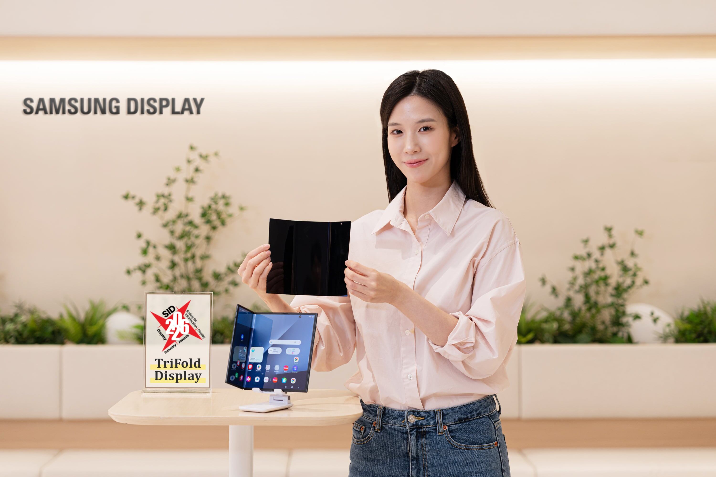 삼성디스플레이 두 번 접는 ‘트라이폴드’ 패널, SID ‘올해의 디스플레이’ 선정