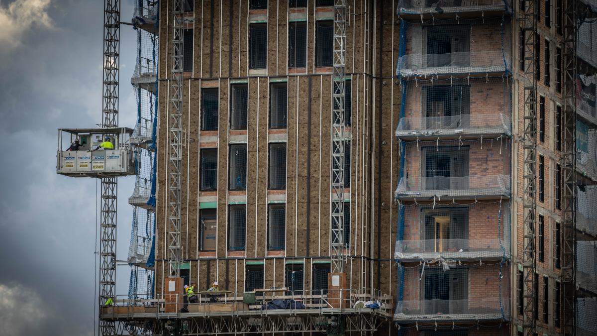 La compraventa de viviendas vuelve a caer y anticipa un ajuste del mercado