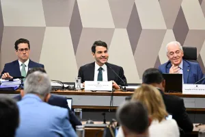 Meu compromisso é com a Constituição, não com o governo transitório, diz Messias