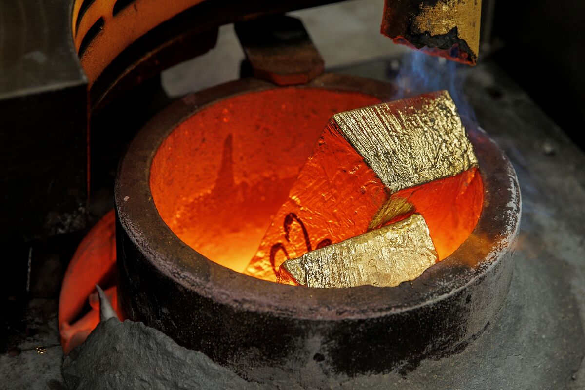 Gold Rebounds as Speculation of Yen Intervention Weakens Dollar