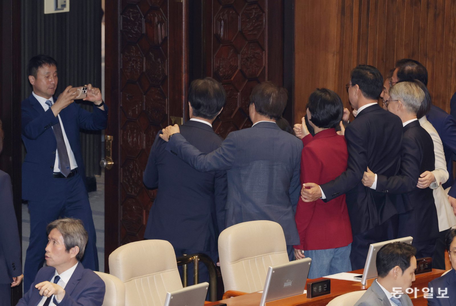 [정치 한 컷] 지방선거 나가는의원들을 위한 기념사진