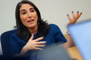 Fed: Hammack alerta para incerteza em torno de perspectivas ao justificar dissidência