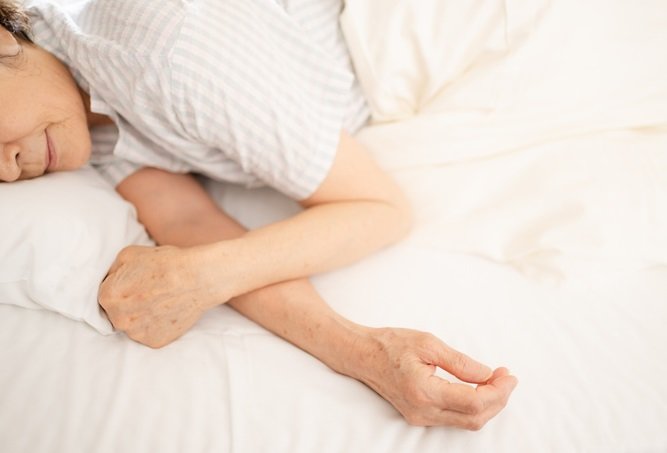 ‘오전 낮잠’ 잦은 노인, 사망률 30% 높다…낮잠이 보내는 신호