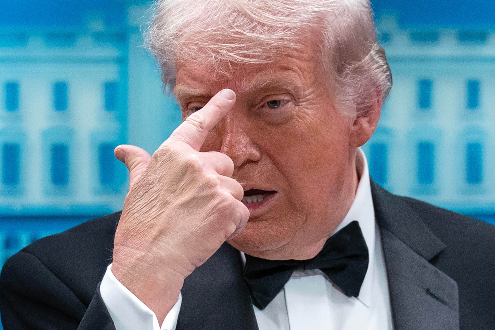 방 키 하나로 뚫었다…트럼프 만찬장 총격범, 경호망 안쪽에 있었다