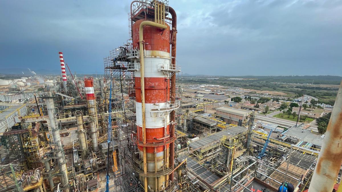 Las refinerías españolas aceleran la producción de combustible para aviones ante la crisis energética